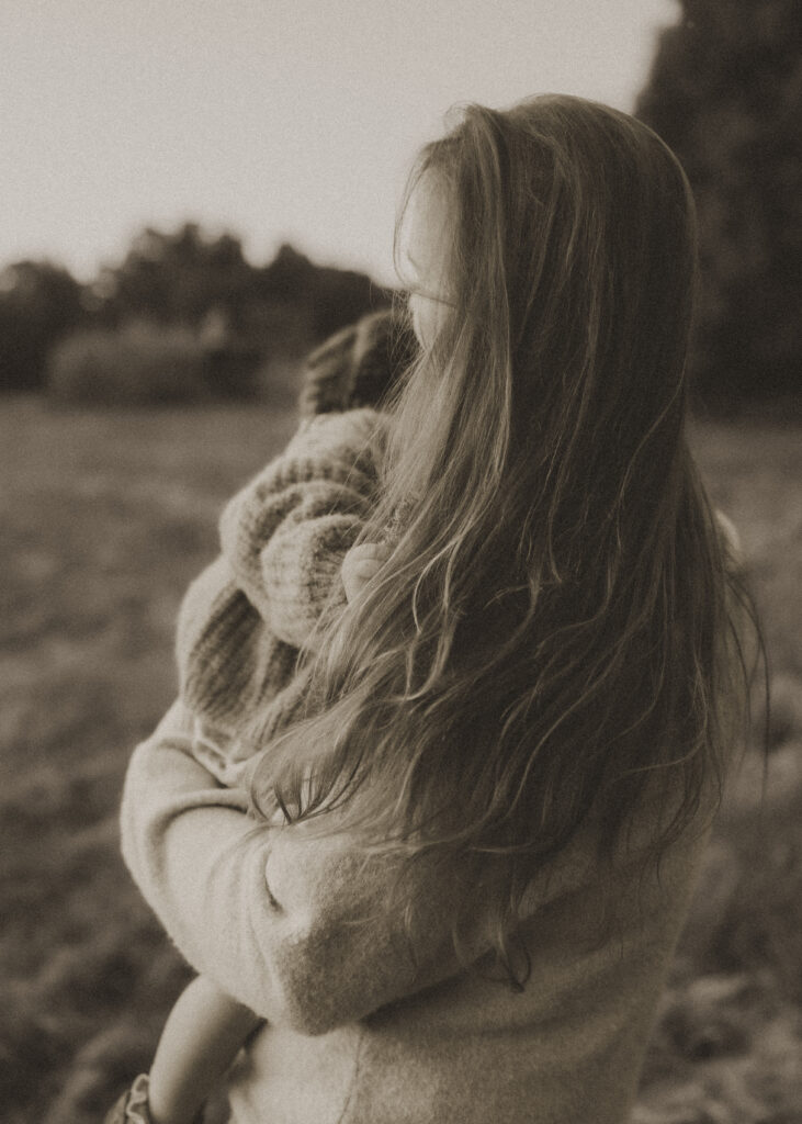 storytelling cincinnati newborn photographer captures motherhood