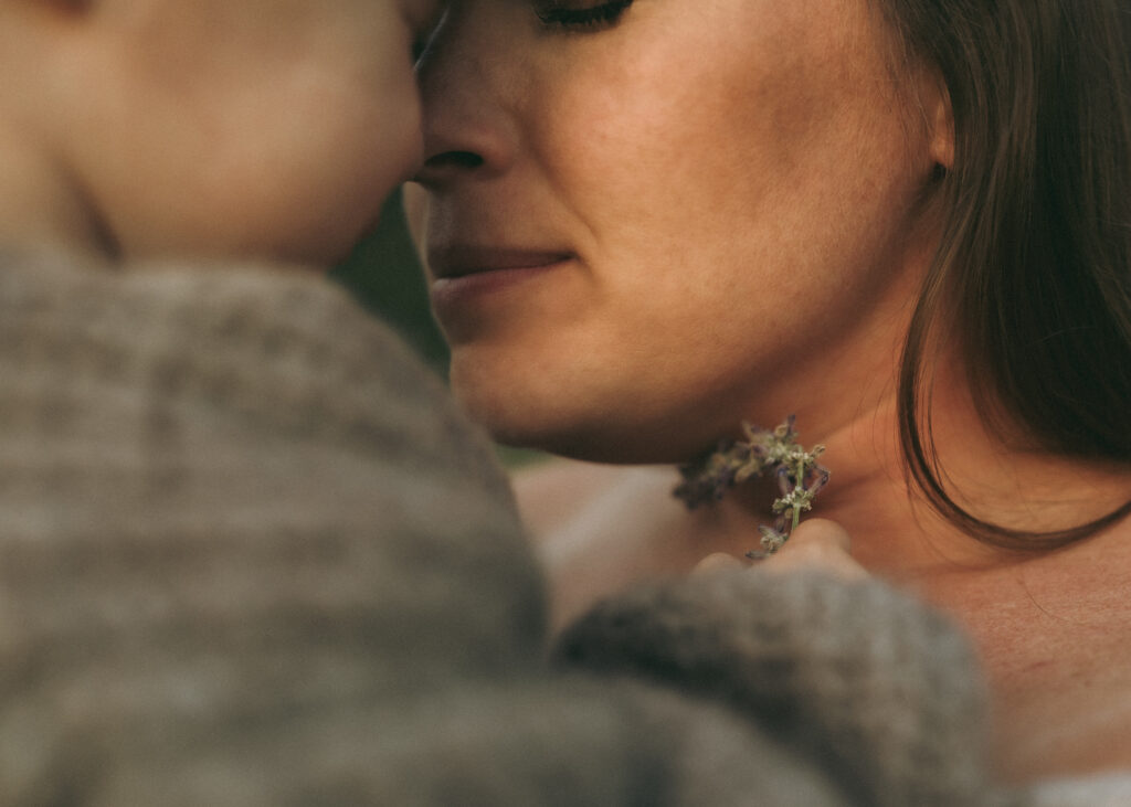 storytelling cincinnati newborn photographer captures motherhood