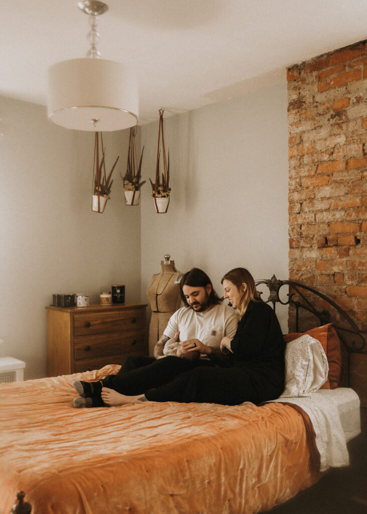 cincinnati newborn photographer photographing family in home