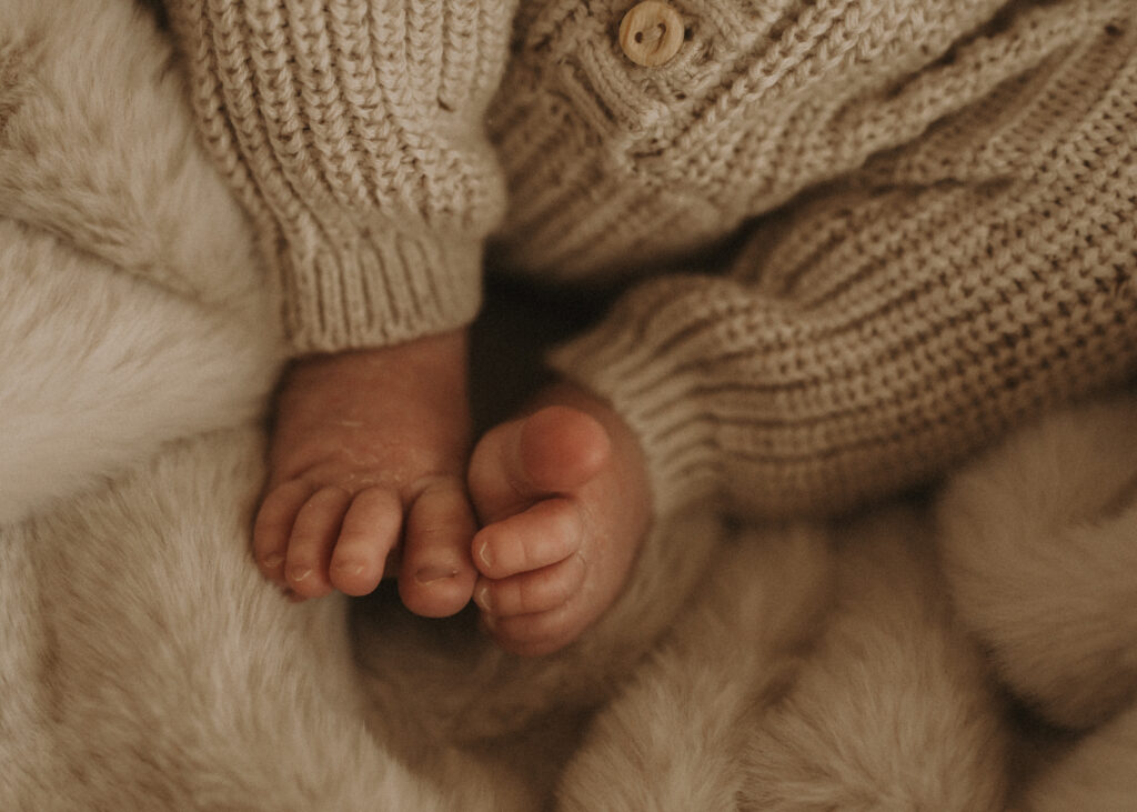 baby toes cincinnati newborn lifestyle session