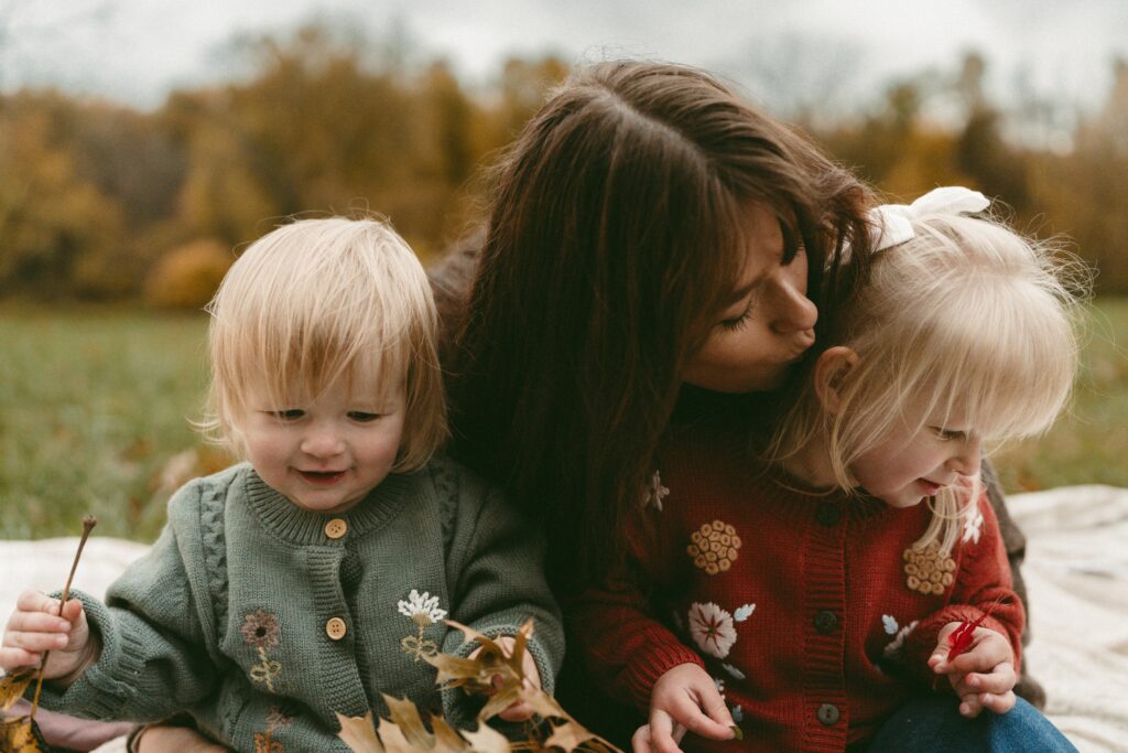 mom and toddlers with a cincinnati lifestyle photographer
