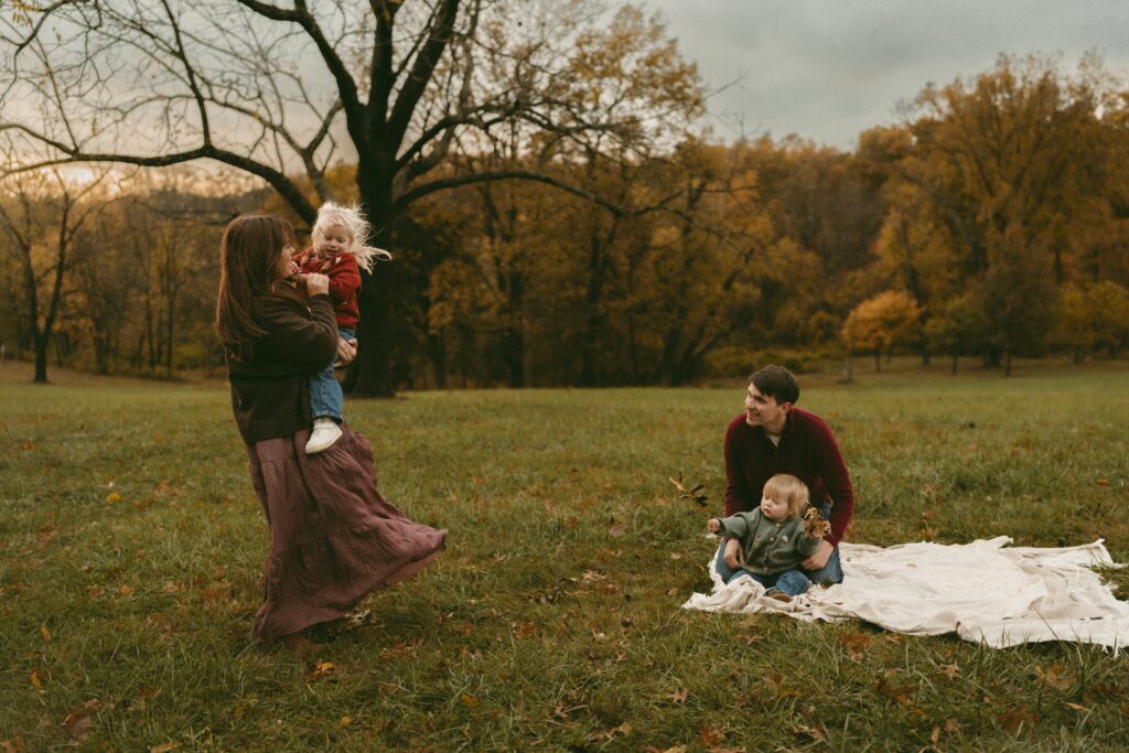mom dancing with baby during cincinnati lifestyle photographer session