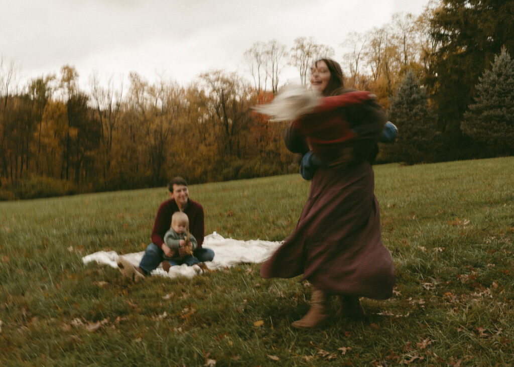 mom dancing with toddler during a cincinnati photo session with lifestyle photographer